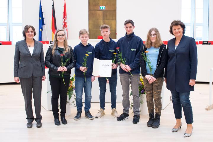 Die Preisträgerinnen und Preisträger des 1. Landespreises (Kategorie Oberschulen) der Schülerzeitung OBServation von der Oberbarnimschule Eberswalde