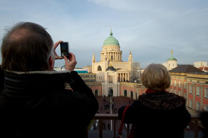 Besucherinnen und Besucher des Eröffnungswochenendes des Landtages Brandenburg auf der Dachterrasse der öffentlichen Landtagskantine.
