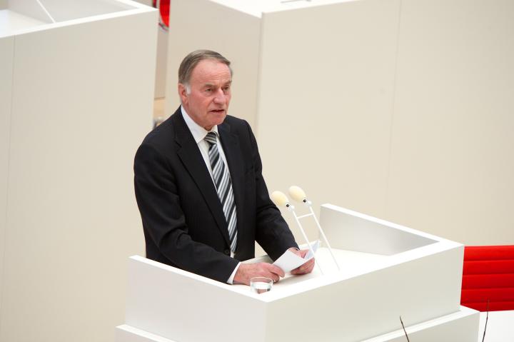 Landtagspräsident Gunter Fritsch spricht während der parlamentarischen Feierstunde zur Einweihung des neuen Landtagsgebäudes.