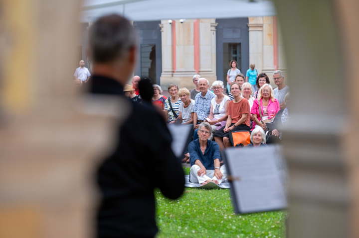Impression der fünften Veranstaltung „Kunst zur Zeit“ im Innenhof des Landtages