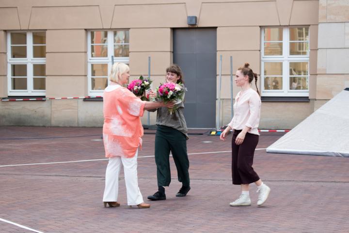 Landtagspräsidentin Prof. Dr. Ulrike Liedtke (l.) bedankt sich bei Sarantoula Sarantaki (m.) und Laura Heinecke (r.) für die Tanzaufführung.