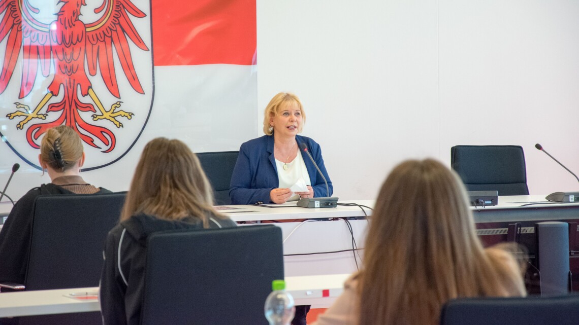 Landtagspräsidentin Prof. Dr. Ulrike Liedtke begrüßt die Schülerinnen und Schüler zum Zukunftstag im Landtag Brandenburg.