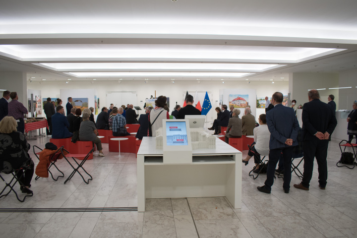 Blick in das Foyer des Landtages während der Ausstellungseröffnung