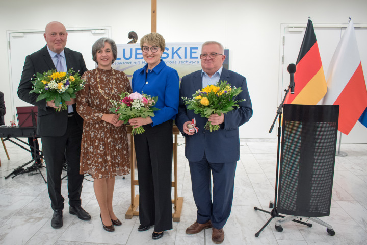 Landtagsvizepräsidentin Barbara Richstein (2. v. l.) bedankt sich bei Herrn Wacław Maciuszonek (1. v. l), Frau Elżbieta Anna Polak (3. v. l.) und Herrn Tadeusz Jędrzejczak (4. v. l.)