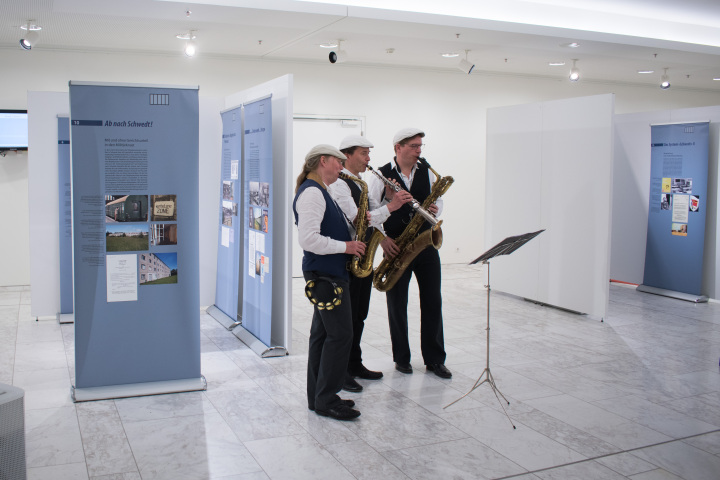 Musikalischer Einklang in die Ausstellungseröffnung mit dem Trio Les Connaisseurs