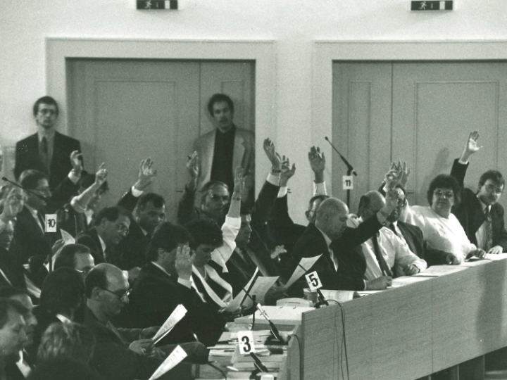 Verabschiedung der Verfassung im Plenarsaal des Landtages am 14. April 1992