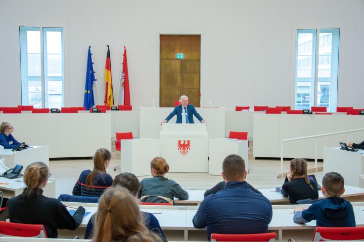 Vizepräsident Dieter Dombrowski begrüßt die Jugendlichen im Plenarsaal des Landtages.