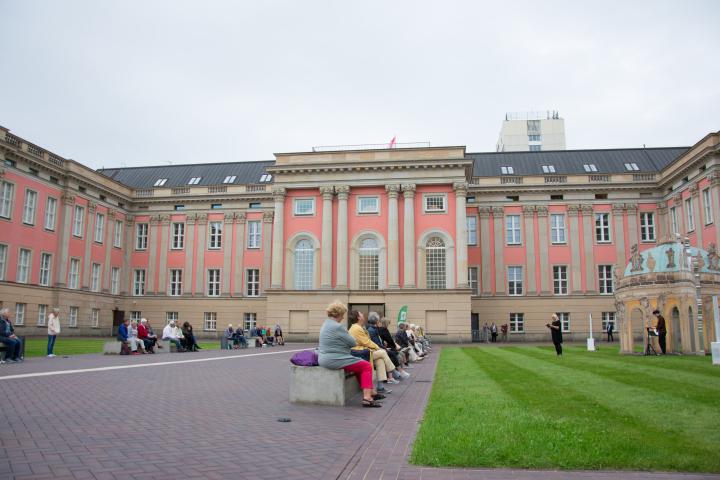 Blick in den Innenhof des Landtages während der Lesung.