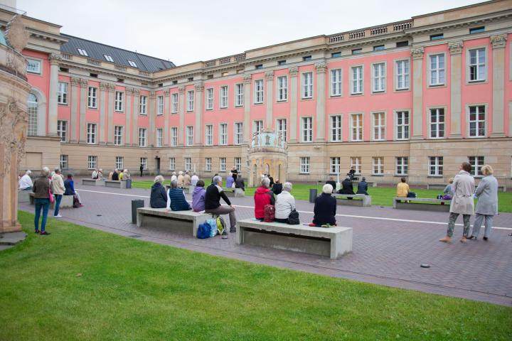 Blick in den Innenhof des Landtages während der Lesung.