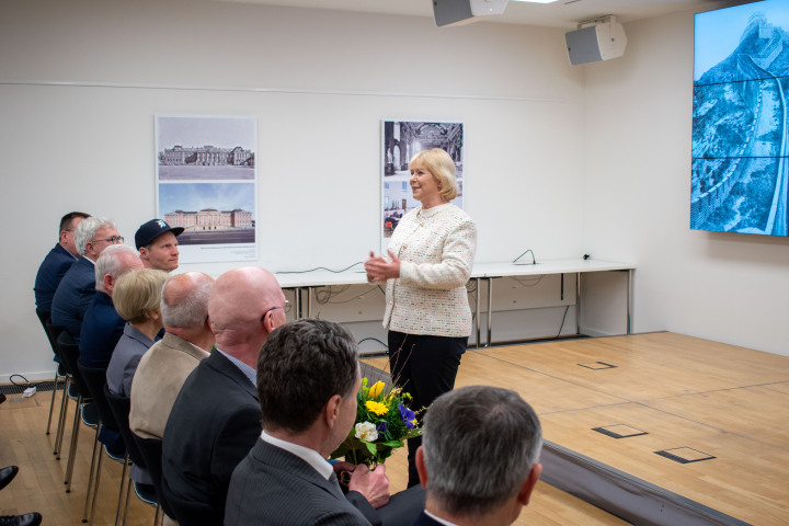 Im Anschluss lud die Landtagspräsidentin Prof. Dr. Ulrike Liedtke die Gäste zur Ausstellungsbesichtigung ein.