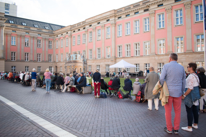 Impression der vierten Veranstaltung „Kunst zur Zeit“ im Innenhof des Landtages.