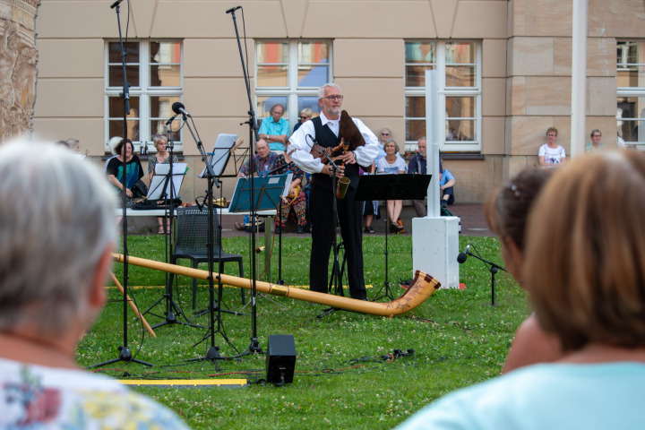 Musikalischer Leiter und Dudelsackspieler Andreas Hentzschel eröffnete den Auftritt des Sorbischen National-Ensembles.