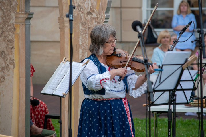 Lubina Šurowa-Pukačowa an der sorbischen Geige
