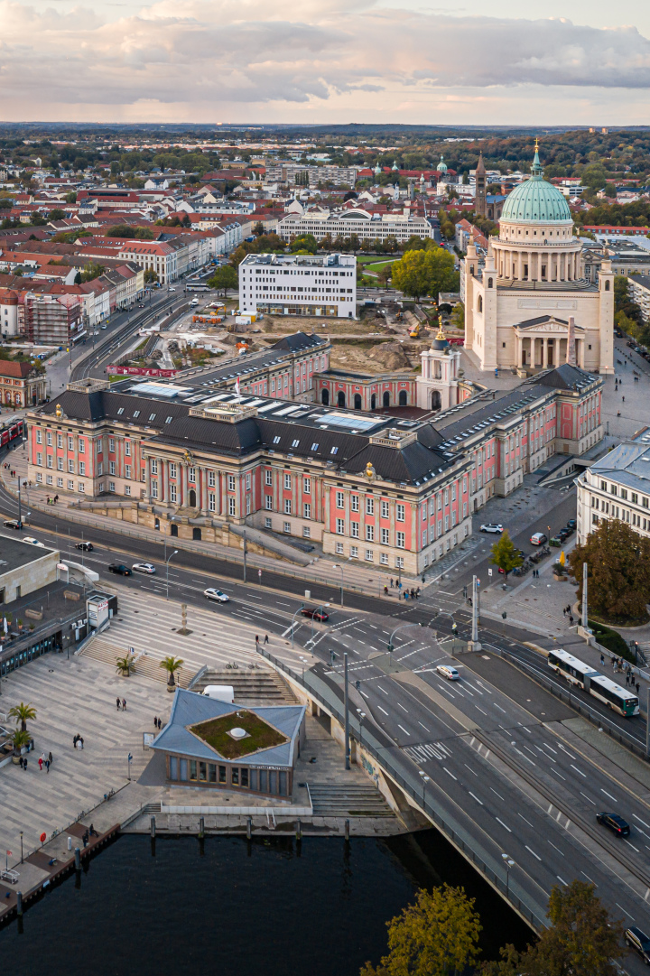Gebäudeensemble am Alten Markt mit Landtagsgebäude und St. Nikolaikirche von Südosten, Luftaufnahme