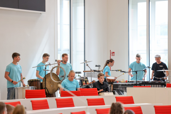 Musikalisches Zwischenspiel der Drum People, Musikensemble der Kunst- und Musikschule Schwedt/Oder