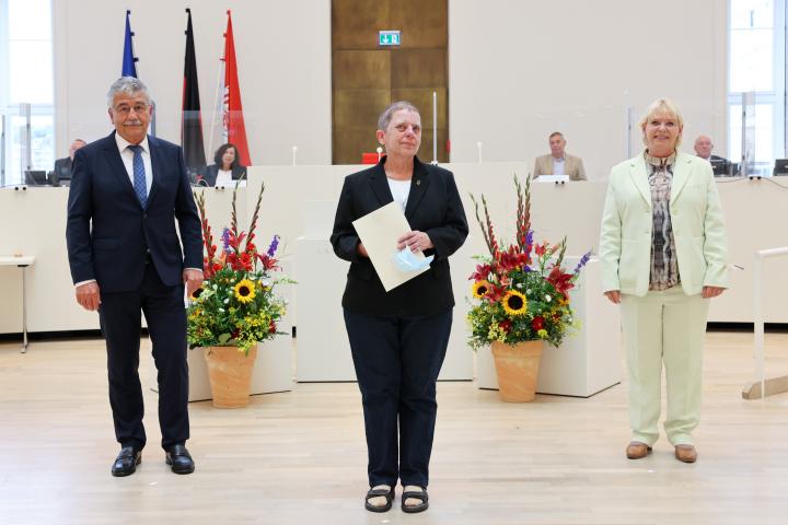 Übergabe der Medaille und Urkunde an die zu Ehrende Erika Kühnemann (m.)