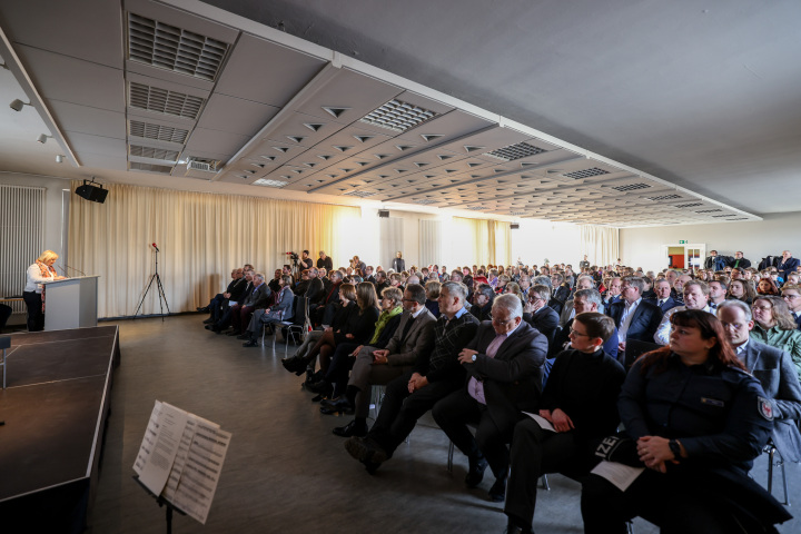 Blick in den Veranstaltungsraum während der Rede der Landtagspräsidentin Prof. Dr. Ulrike Liedtke zum Gedenken an die Opfer des Nationalsozialismus.