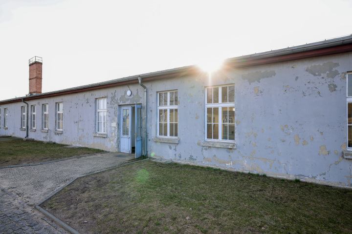 Gebäude der ehemaligen Häftlingswäscherei in der Gedenkstätte Sachsenhausen in der die Gedenkveranstaltung statt fand.