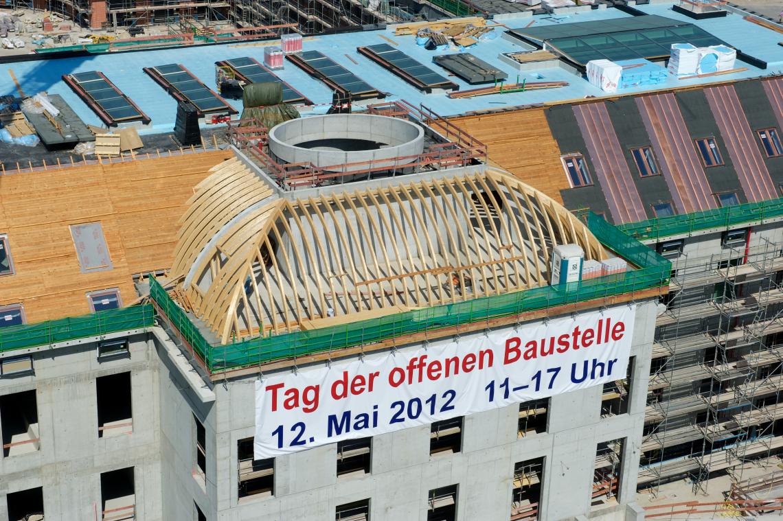 Blick auf die Baustelle des Landtagsneubaus mit dem Banner "Tag der offenen Baustelle am 12. Mai 2012"
