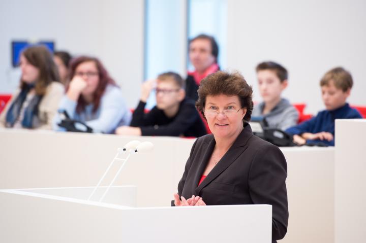 Landtagspräsidentin Britta Stark begrüßt die Kinder und Jugendlichen im Landtag.