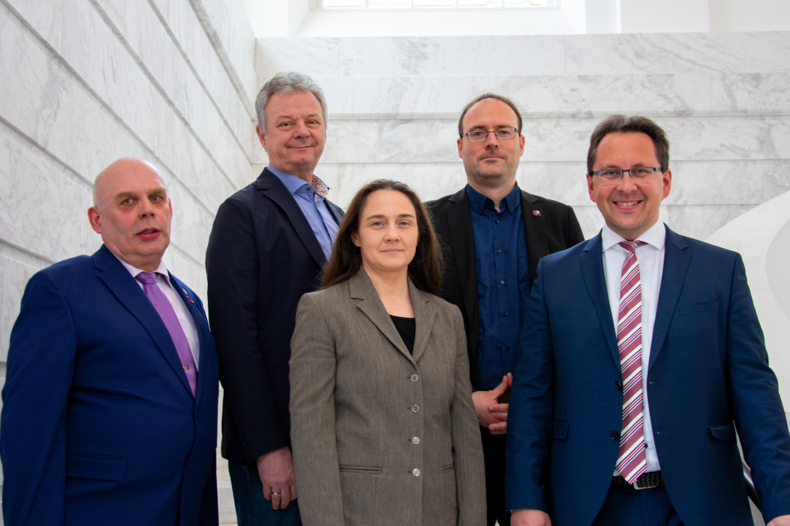 Gruppenfoto der Mitglieder des Rates für die Angelegenheiten der Sorben/Wenden, v. l. n. r.: Dieter Freihoff, Michael Apel, Delia Münch, Měto Nowak und Marcus Koinzer