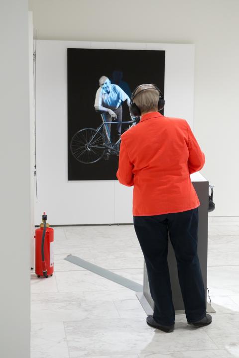 Besucher der Ausstellungseröffnung.