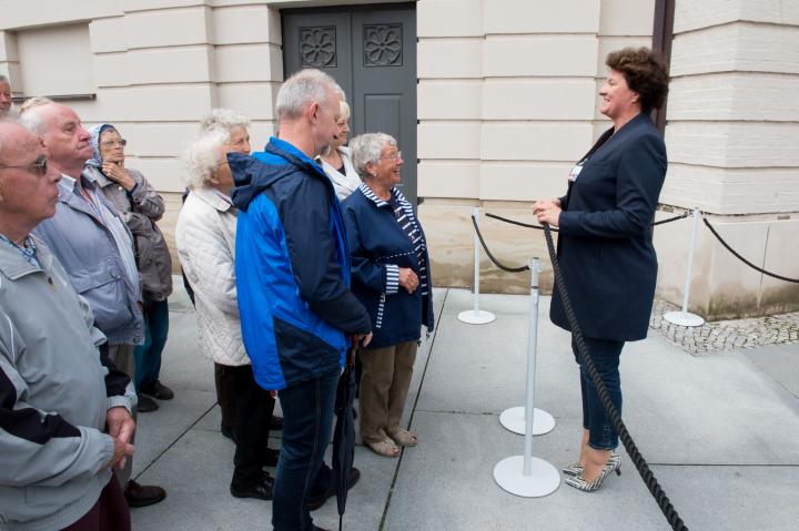 Landtagspräsidentin Britta Stark (r.) begrüßt die Gäste am Fortunaportal zum Tag der offenen Tür.