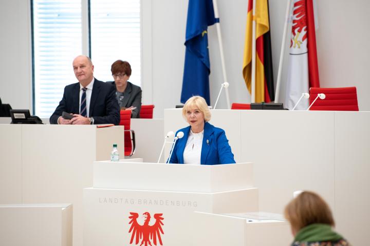 Landtagspräsidentin Prof. Dr. Ulrike Liedtke hatte vor Eintritt in die Tagesordnung angemahnt, in der aktuellen Notsituation „dafür zu sorgen, dass demokratische Prozesse und Strukturen trotzdem verlässlich funktionieren“.