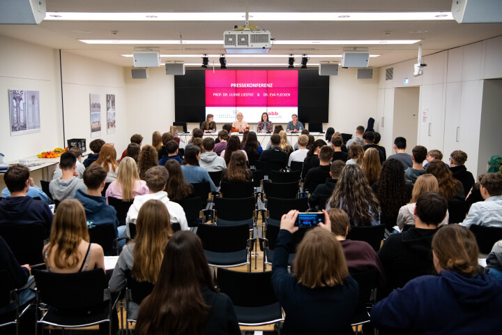 Blick in den Pressekonferenzraum zu Beginn der simulierten Pressekonferenz