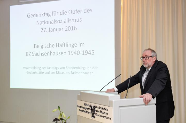Stiftungsleiter Prof. Dr. Günter Morsch begrüßt die Gäste der Gedenkveranstaltung.