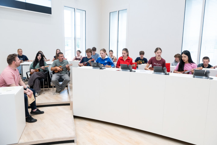 Musikalischer Auftakt der Preisverleihung durch die Ukulele-Klasse, der Schulband des Hannah-Arendt-Gymnasiums Potsdam