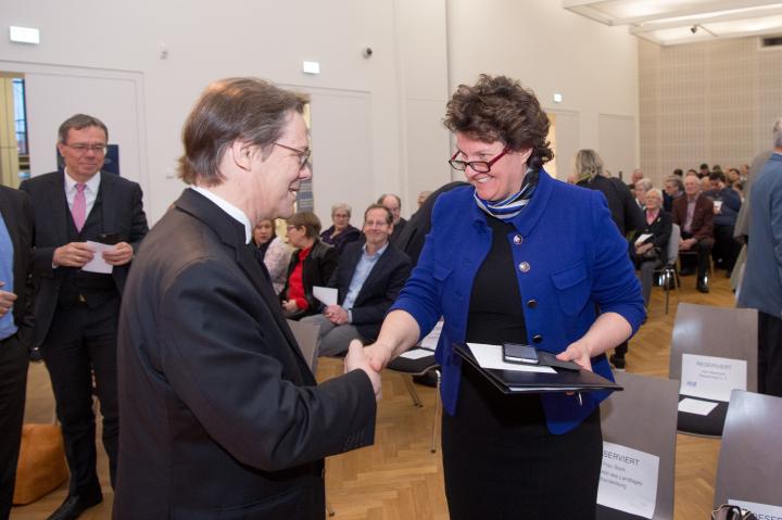 Landtagspräsidentin Britta Stark begrüßt Bischoff Dr. Markus Dröge zur Eröffnungsveranstaltung zur Woche der Brüderlichkeit 2019