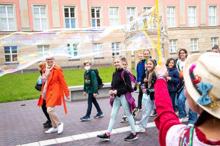 Ankunft der Kinder zum Kindertag im Innenhof des Landtages.