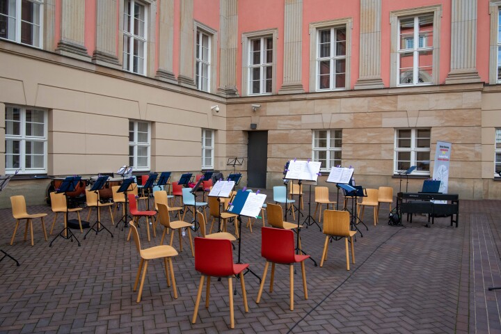 Impression der Auftaktveranstaltung „Kunst zur Zeit 2025“ im Innenhof des Landtages