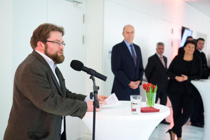 Benjamin Lassiwe spricht als Vorsitzender der Landespressekonferenz Brandenburg ein Grußwort