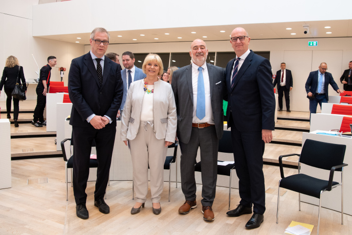 Vor Beginn der Feierstunde im Plenarsaal. V. l. n. r.: Der Vorsitzende des Freundeskreises Israel im Landtag Andreas Büttner (MdL), die Landtagspräsidentin Prof. Dr. Ulrike Liedtke, der Botschafter des Staates Israels S.E. Ron Prosor und der Ministerpräsident Dr. Dietmar Woidke