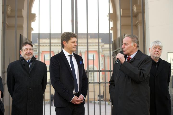 Landtagspräsident Gunter Fritsch (r.) während der Eröffnung des Landtagsgebäudes im Gespräch mit rbb-Moderator Gerald Meyer.