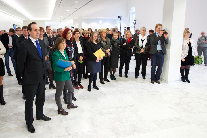 Blick in die Lobby während der Ausstellungseröffnung.