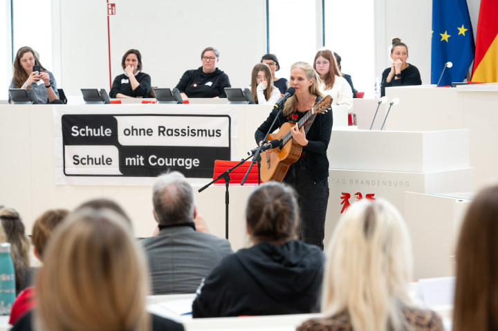 Musikalischer Einklang in die Veranstaltung mit der Liedermacherin Dota