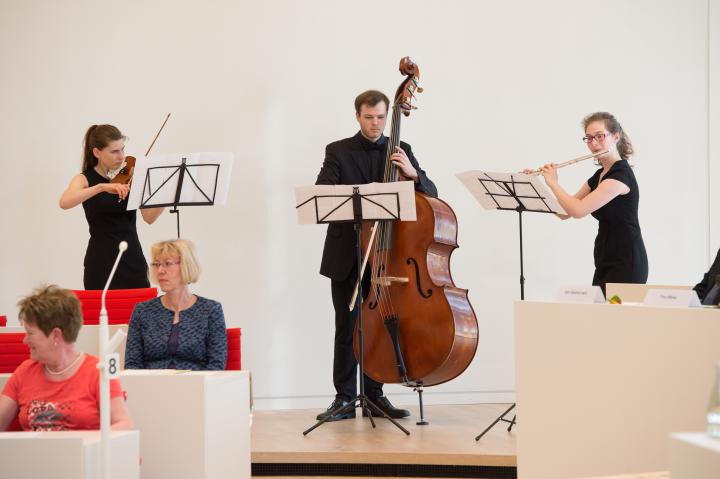Musikalische Eröffnung des Festaktes durch ein Trio mit Querflöte, Geige und Kontrabass der Jungen Philharmonie Brandenburg