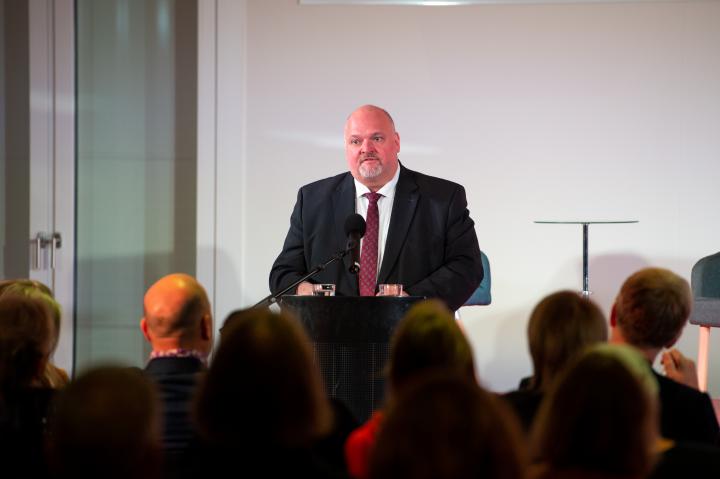 Landtagsvizepräsident Andreas Galau begrüßt zur Theateraufführung im Landtag