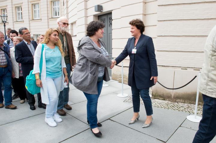 Landtagspräsidentin Britta Stark (r.) begrüßt die Gäste am Fortunaportal zum Tag der offenen Tür.