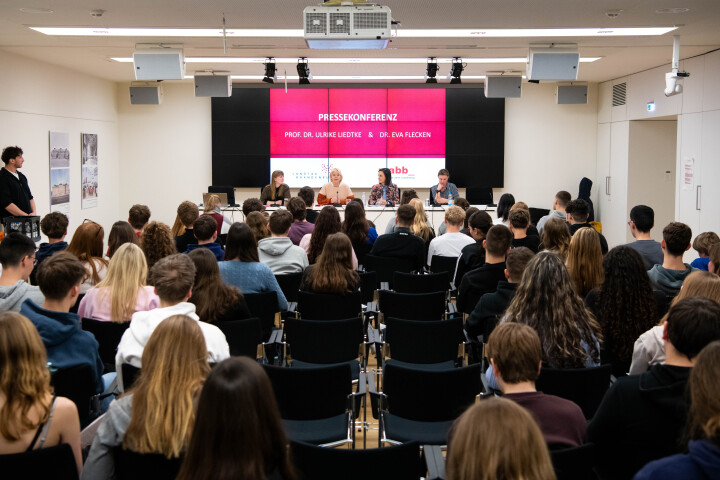 Kurzvorstellung der Landtagspräsidentin Prof. Dr. Ulrike Liedtke (Podium 2. v. l.) und der mabb-Direktorin Dr. Eva Flecken (Podium 3. v. l.)