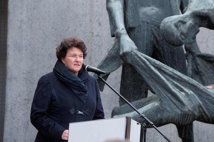 Landtagspräsidentin Britta Stark hält die Gedenkansprache am zentralen Gedenkort „Station Z“.