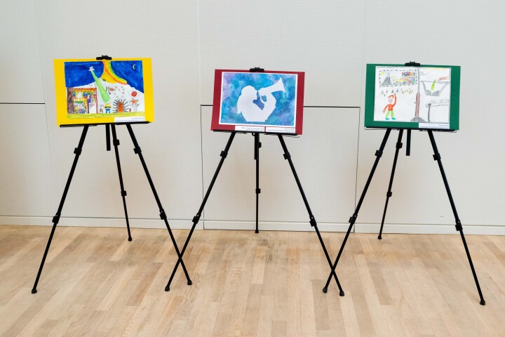 Ausstellung der Kunstbeiträge zum 73. Europäischen Wettbewerb im Plenarsaal.