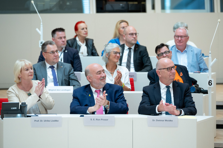 Impression zu Beginn der Veranstaltung. (1. Reihe v. l. n. r.:) Landtagspräsidentin Prof. Dr. Ulrike Liedtke, Botschafter des Staates Israel, S. E. Ron Prosor und Ministerpräsident Dr. Dietmar Woidke