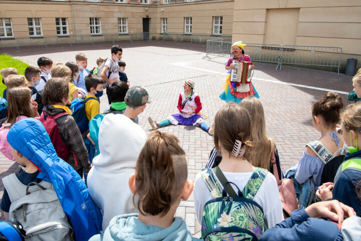 Ankunft der Kinder zum Kindertag im Innenhof des Landtages.