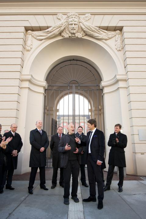 Landtagsarchitekt Prof. Peter Kulka (l.) während der Eröffnung des Landtagsgebäudes im Gespräch mit rbb-Moderator Gerald Meyer.