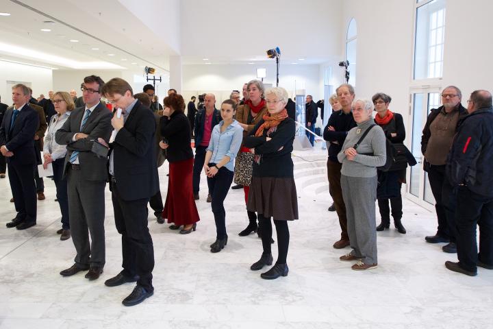 Blick in die Lobby während der Ausstellungseröffnung.