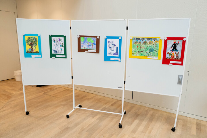 Ausstellung der Kunstbeiträge zum 73. Europäischen Wettbewerb im Plenarsaal.